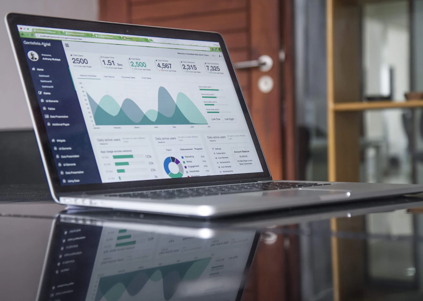 Agence SEO Shopify : tableau de bord d’analyse du trafic et des ventes sur un ordinateur portable