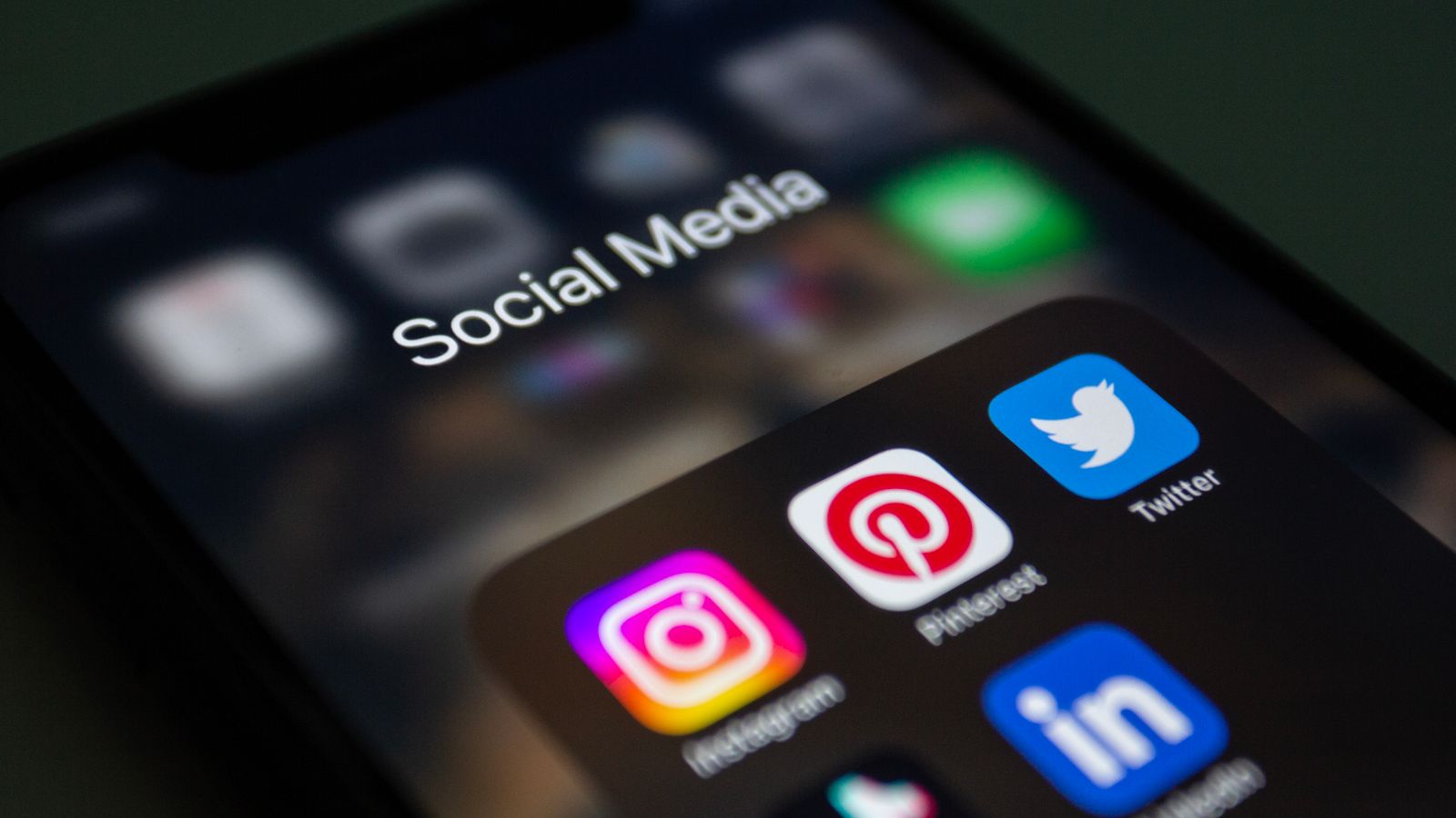 Smartphone affichant le dossier des applications de réseaux sociaux