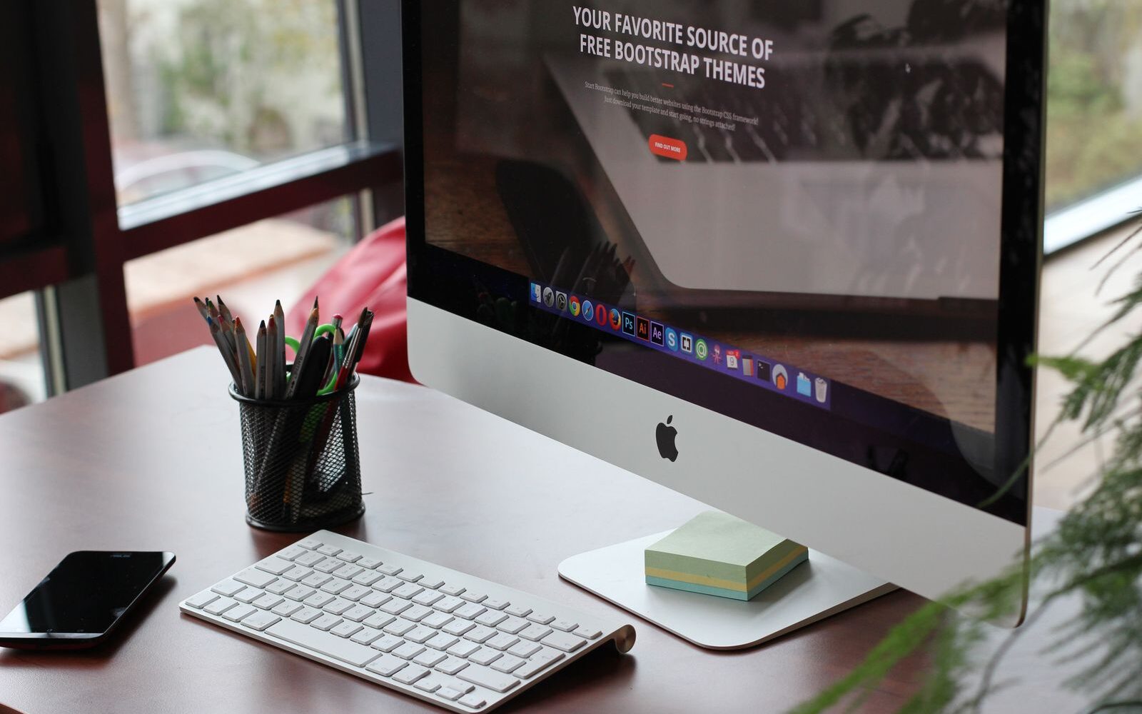 Ordinateur de bureau et clavier sur un bureau rangé