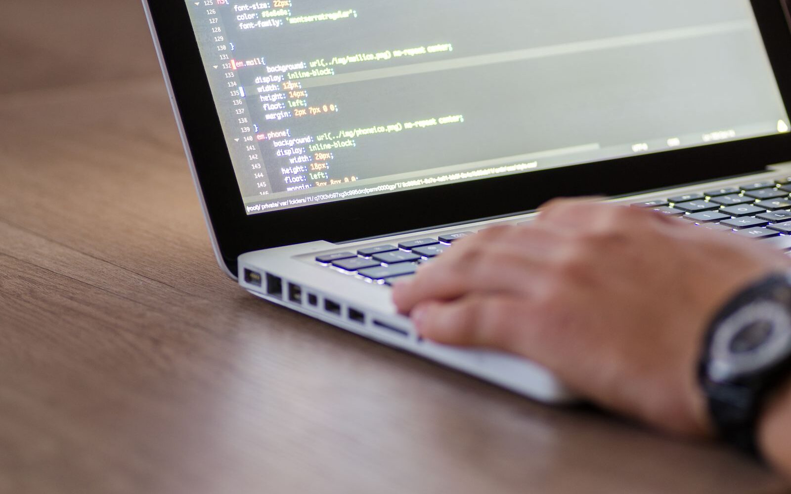 Développeur codant un site internet sur un ordinateur portable