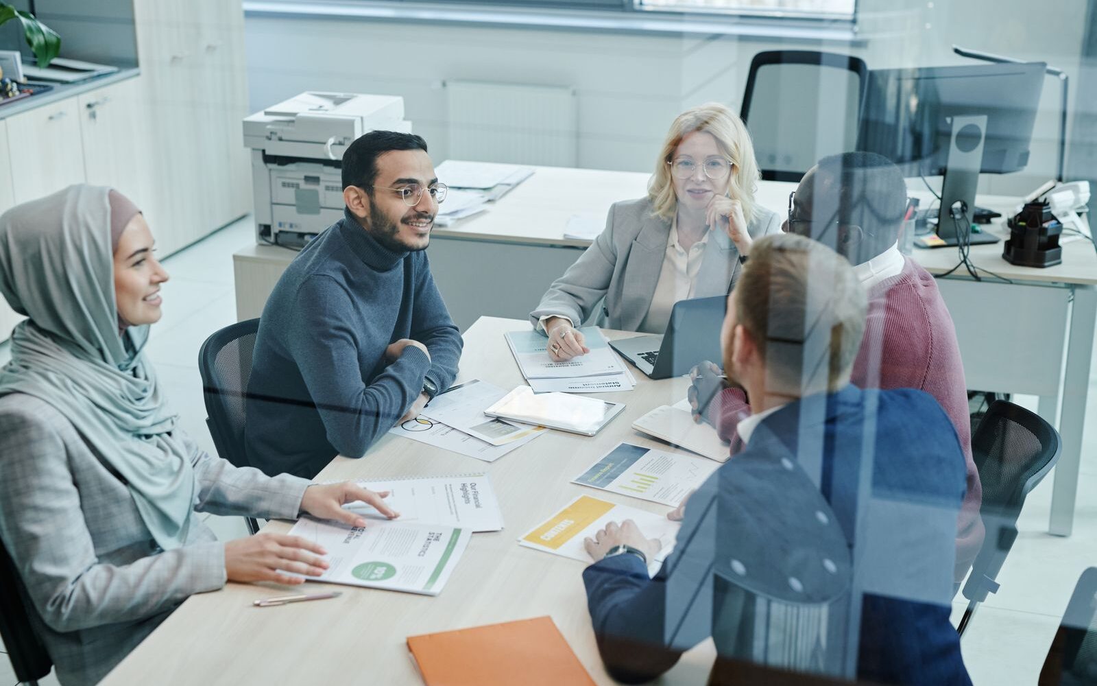 Réunion de travail dans un bureau moderne